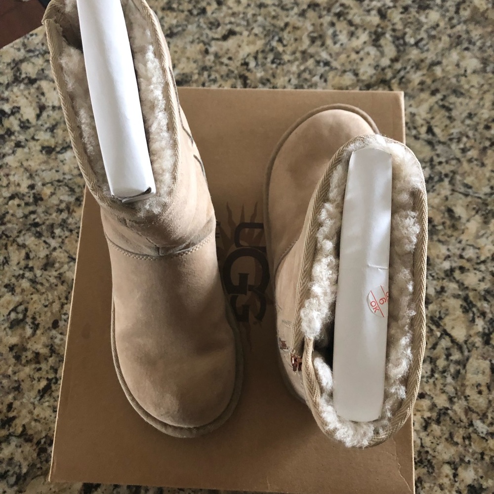Authentic Ugg Mayfaire “Sand” Size 9 EUC